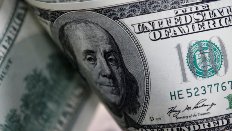Официальный курс доллара снизился на 2 тенге
