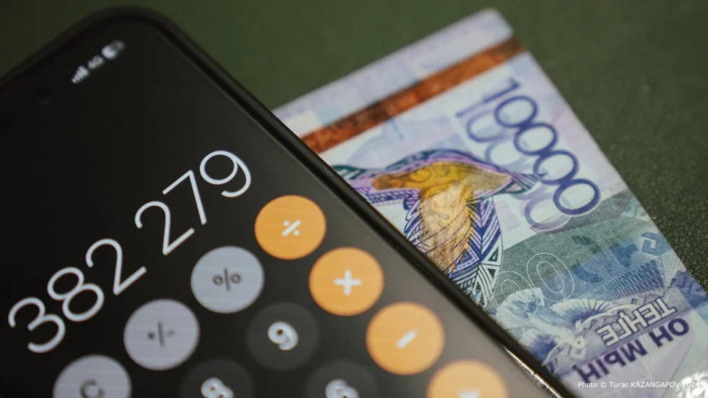 Слабый тенге в условиях дорогой нефти: последствия для экономики и простых граждан Казахстана