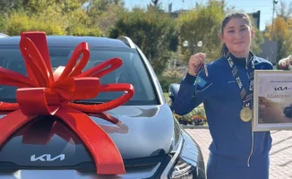Казахстанские боксерши вдохновляют на успех: Аида Абикеева получает авто за второе золото