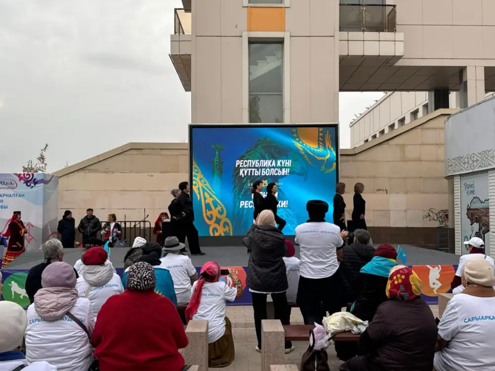 В честь Дня Республики в районе «Сарыарка» Астаны прошел праздничный флешмоб (5)