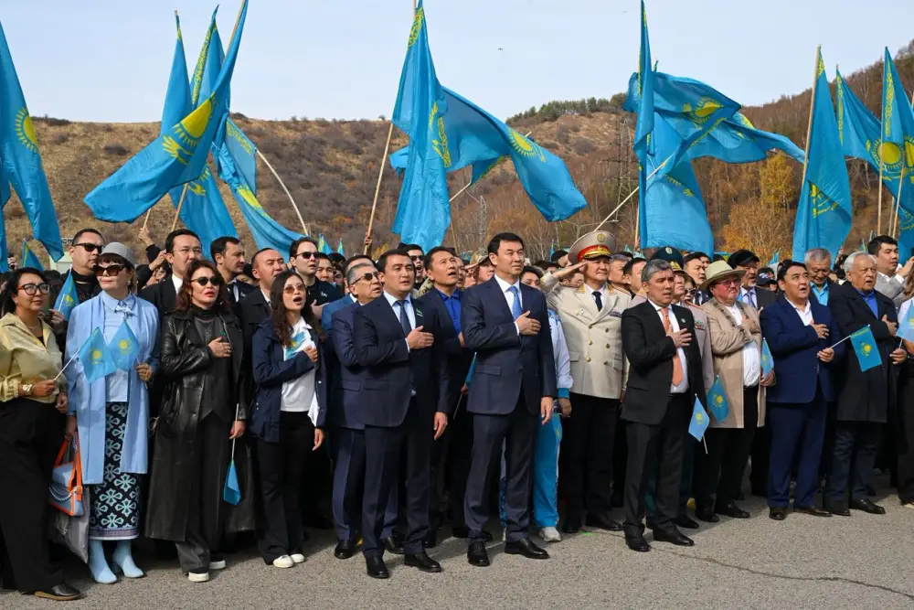 В Алматы в честь Дня Республики состоялась церемония поднятия Государственного флага (3)