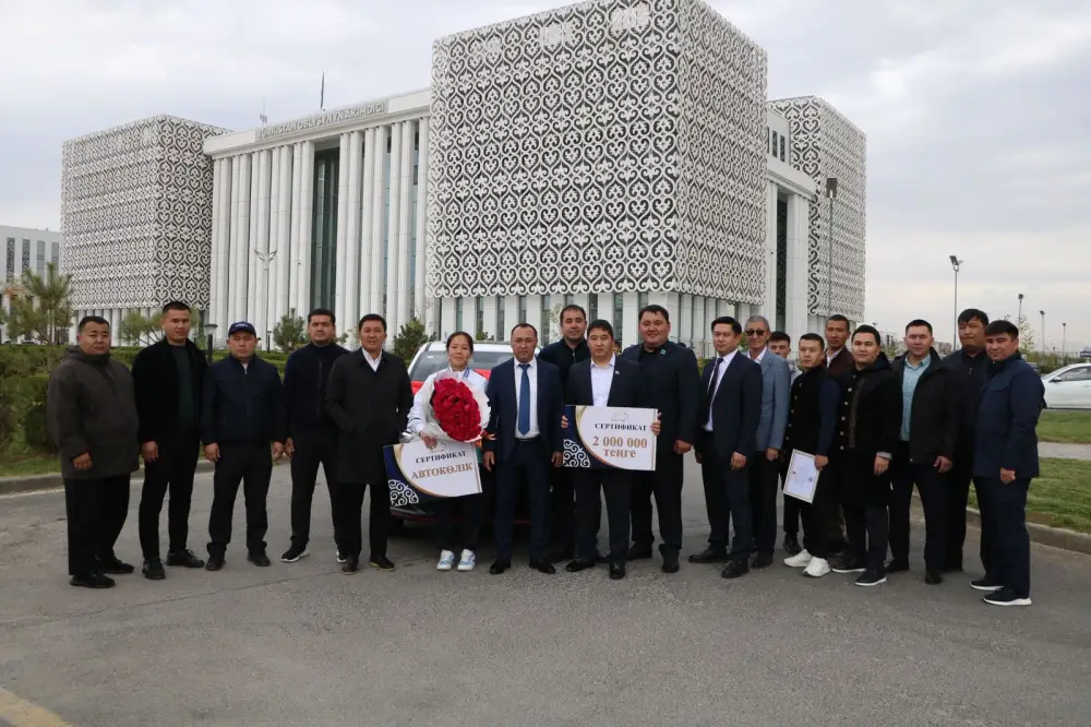 В ТУРКЕСТАНСКОЙ ОБЛАСТИ ПОДАРИЛИ ЧЕМПИОНКЕ МИРА ШУГЫЛЕ УМИРБЕК АВТОМОБИЛЬ (3)
