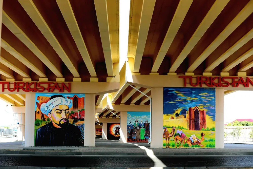 В ТУРКЕСТАНЕ НАГРАДИЛИ ХУДОЖНИКОВ, УКРАСИВШИХ ОБЛИК ГОРОДА (3)