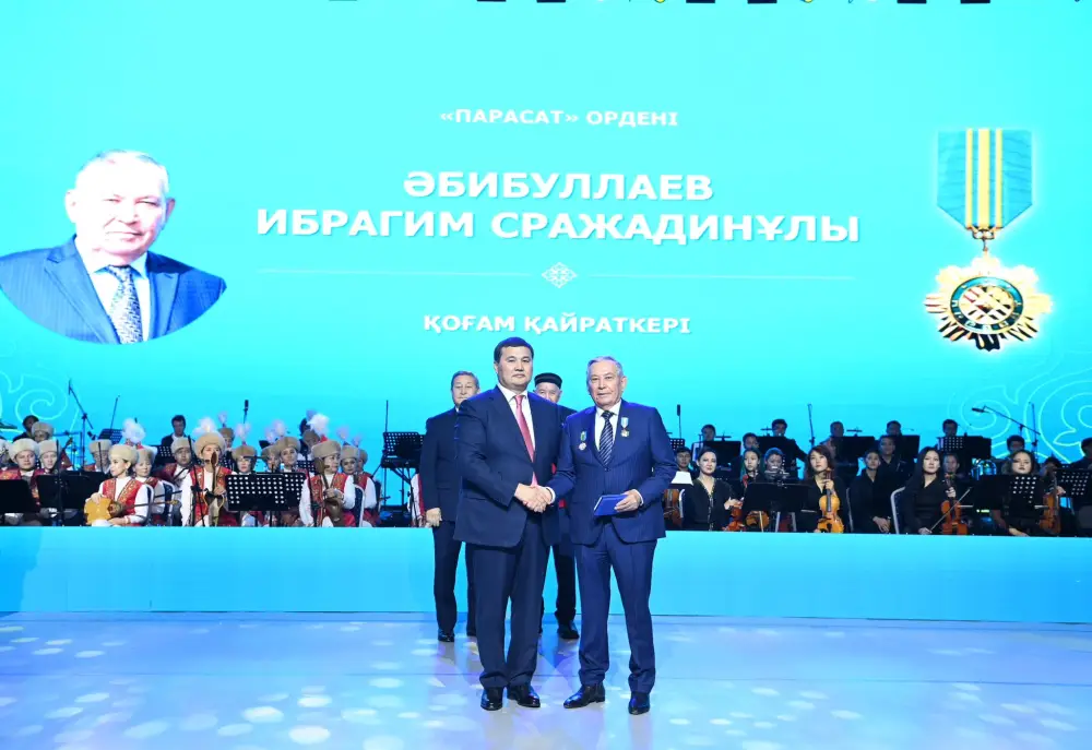 Вручены государственные награды ко Дню Республики (5)