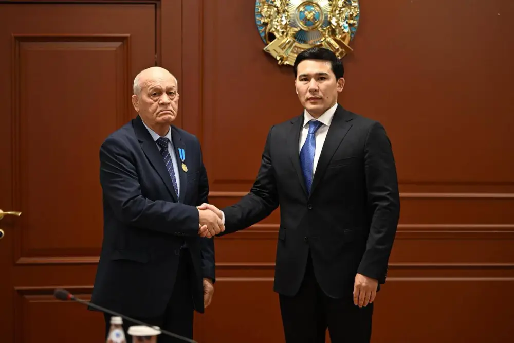 Министр наградил государственными и ведомственными наградами ряд специалистов, добившихся высоких результатов и внесших значительный вклад в развитие отечественного спорта (4)