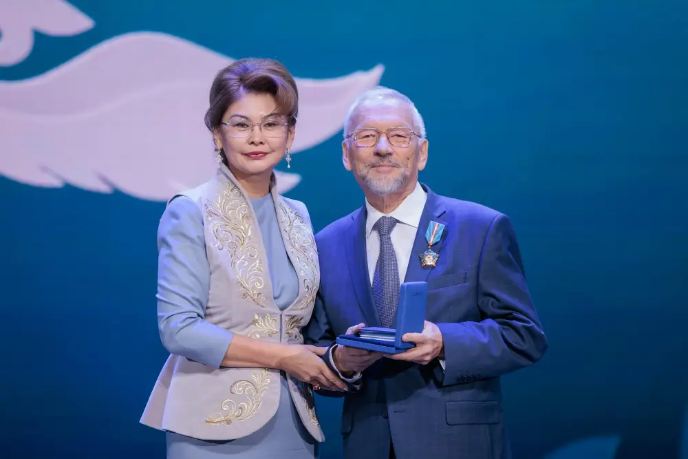 Аида Балаева вручила государственные награды деятелям культуры и медиасферы (8)