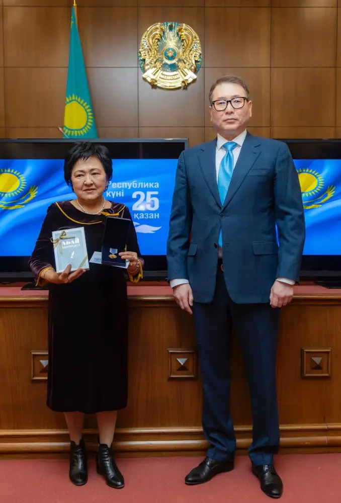 72 сотрудника торговой сферы награждены государственными и ведомственными наградами (8)