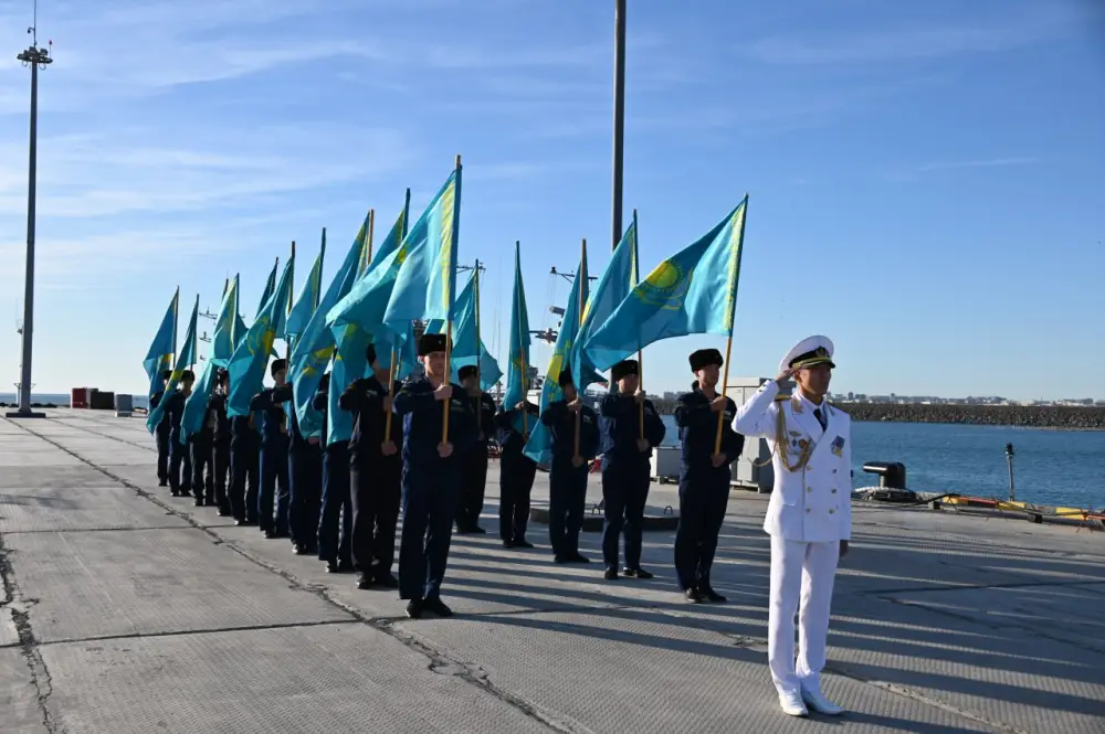 Военные моряки пронесли по Каспийскому морю Государственный флаг Казахстана (3)