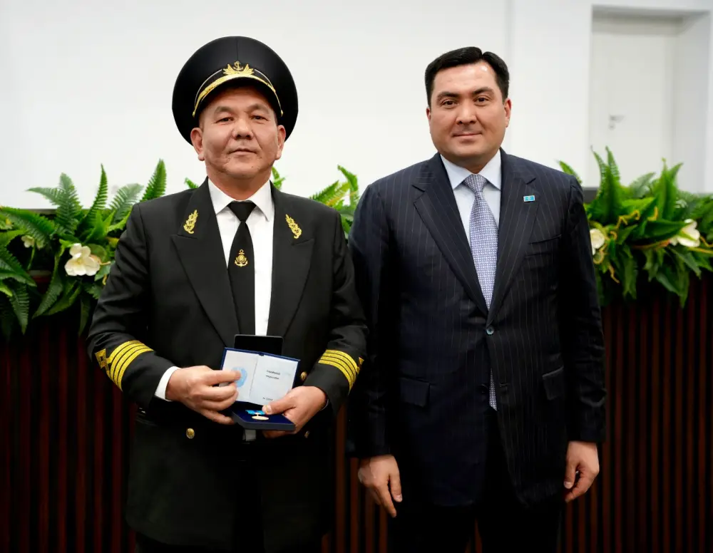 Министр энергетики отметил государственными наградами лучших работников отрасли в честь Дня Республики (6)