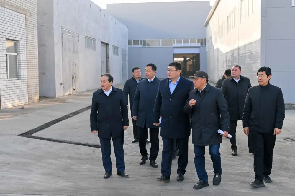 Аким области посетил новый завод, строящийся в Семее (9)