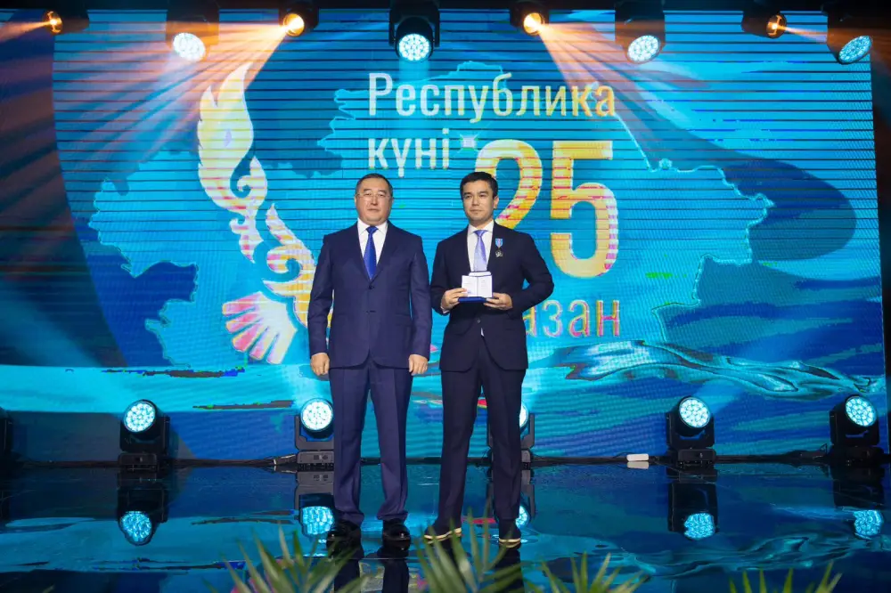 Флаг над Конаевом, награды, молодежь и вдохновение: как отметили День Республики в Алматинской области (9)