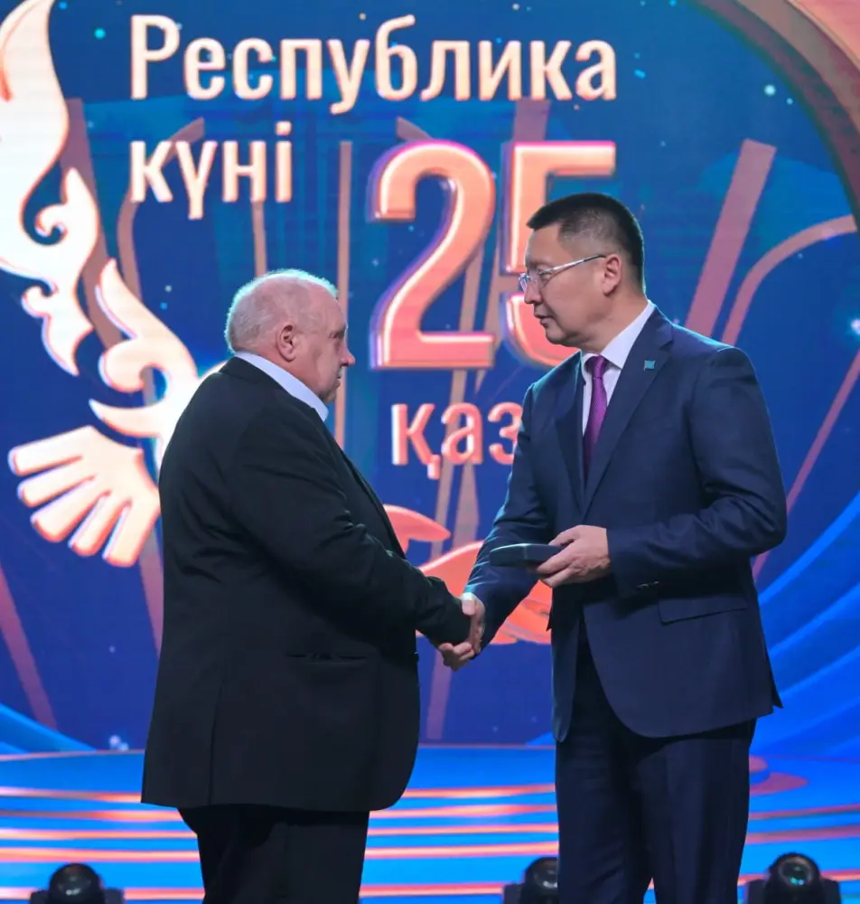 Сегодня во Дворце культуры имени Естая прошло торжественное мероприятие, посвящённое Дню Республики Казахстан (10)