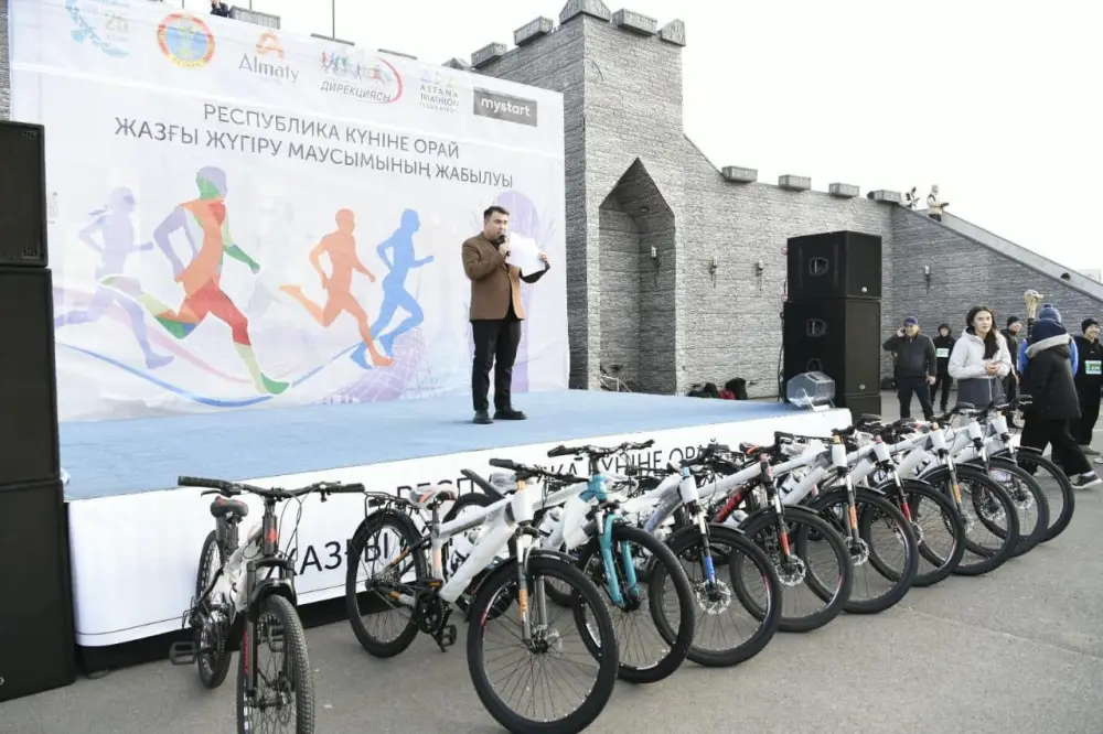 В массовом забеге, посвященном Дню Республики, приняли участие 1500 жителей столицы (5)