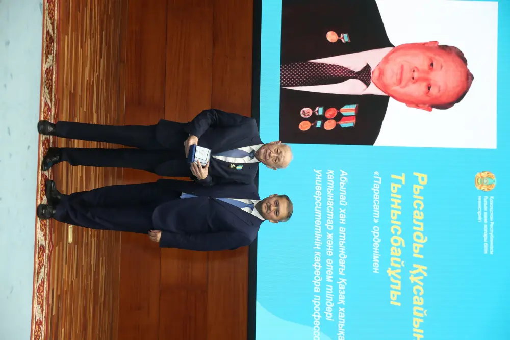 ИСПОЛНЕНИЕ ПОРУЧЕНИЯ ПРЕЗИДЕНТА: МИНИСТР ВРУЧИЛ МОЛОДЫМ УЧЕНЫМ СЕРТИФИКАТЫ НА КВАРТИРЫ (8)