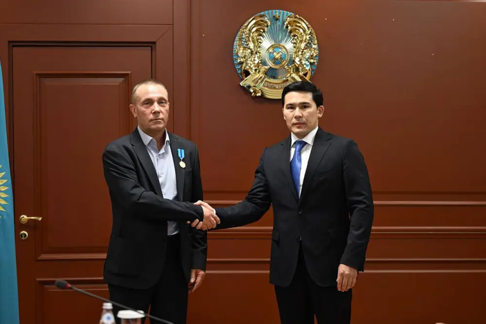 Министр наградил государственными и ведомственными наградами ряд специалистов, добившихся высоких результатов и внесших значительный вклад в развитие отечественного спорта (8)