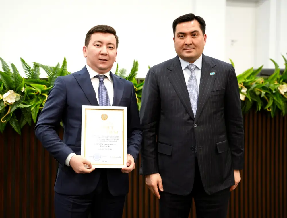 Министр энергетики отметил государственными наградами лучших работников отрасли в честь Дня Республики (2)