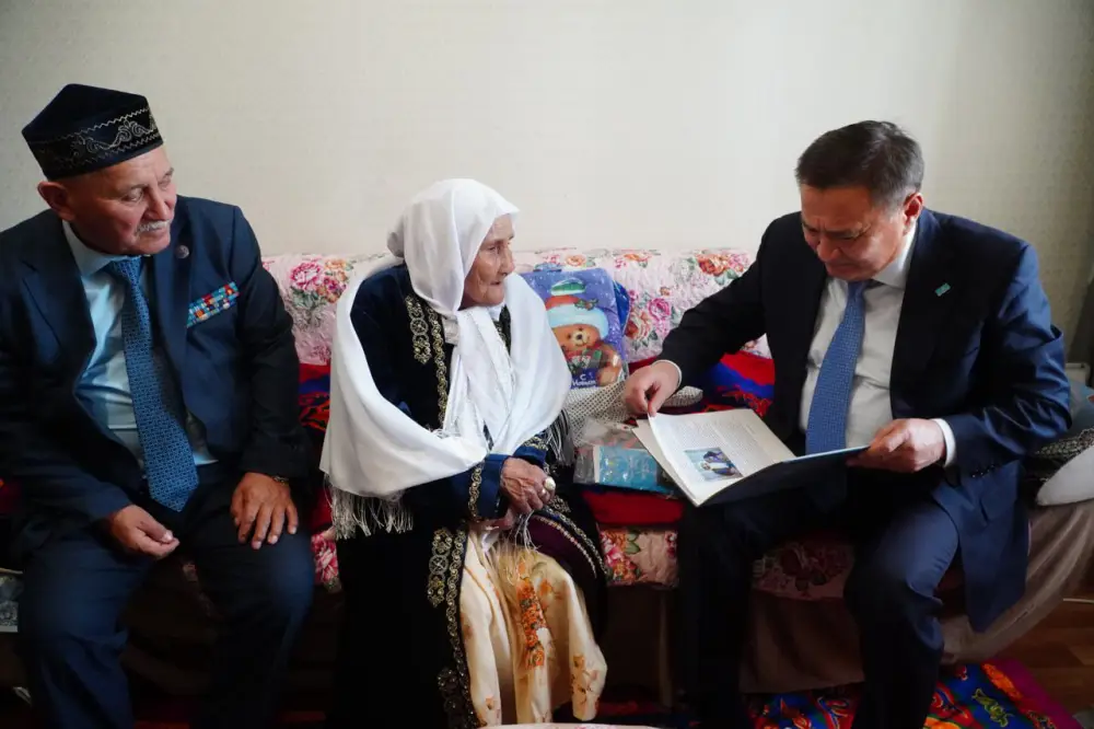 Аким области ознакомился с социальными объектами и новым производством в Аккольском районе (3)