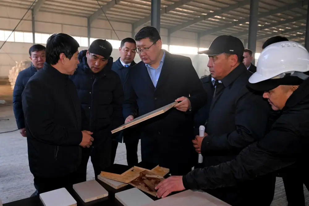 Аким области посетил новый завод, строящийся в Семее (5)