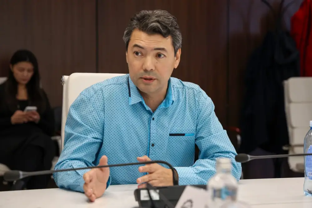 Министр Ерсайын Нагаспаев провёл приём граждан по личным вопросам (6)