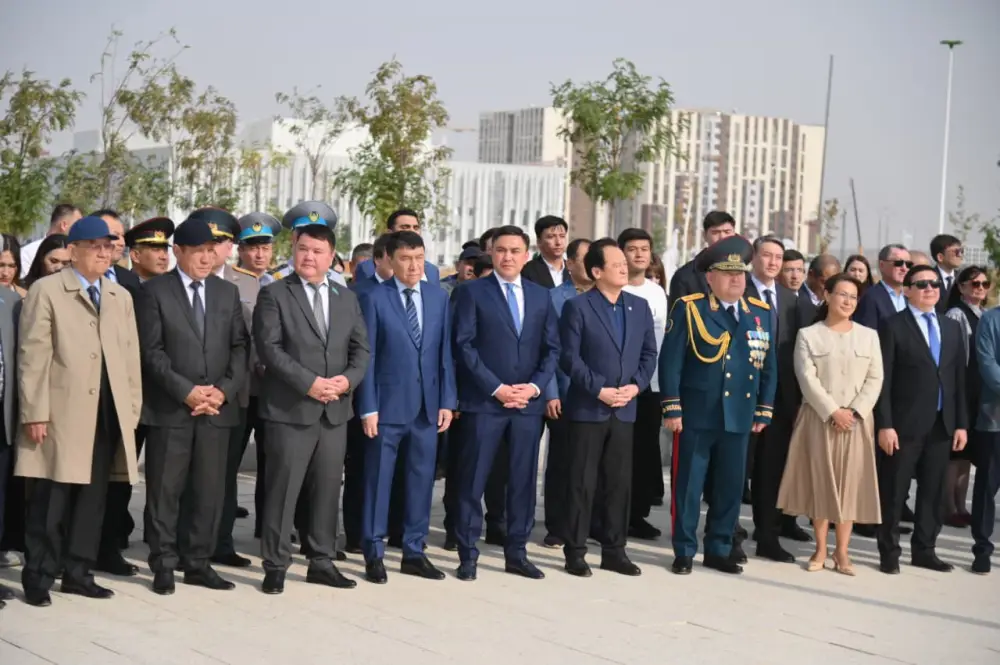 В ШЫМКЕНТЕ В ЧЕСТЬ ДНЯ РЕСПУБЛИКИ ТОРЖЕСТВЕННО ПОДНЯЛИ ГОСУДАРСТВЕННЫЙ ФЛАГ (3)