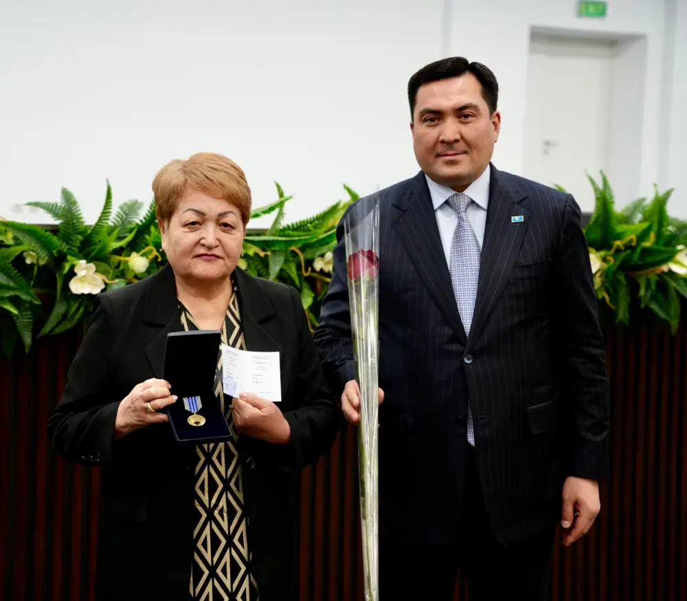 Министр энергетики отметил государственными наградами лучших работников отрасли в честь Дня Республики (8)