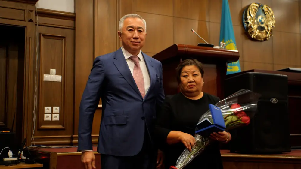 В МНЭ прошла торжественная церемония ко Дню Республики (2)