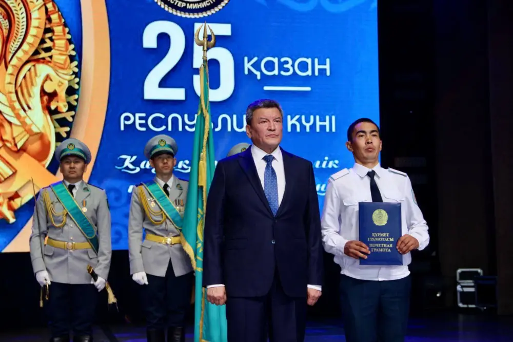 Аким области принял участие в торжественном мероприятии, организованном Департаментом полиции СКО в честь Дня Республики (3)