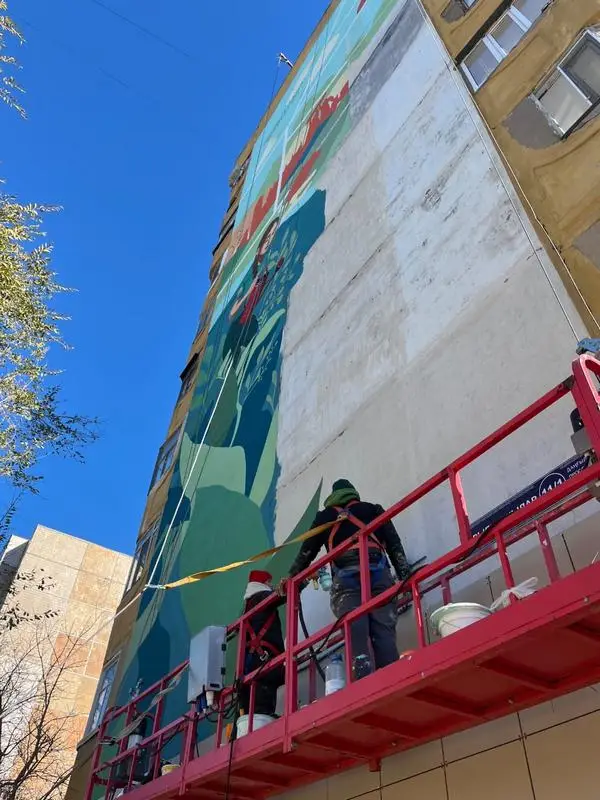 Ещё один мурал украсил здание в Караганде (3)