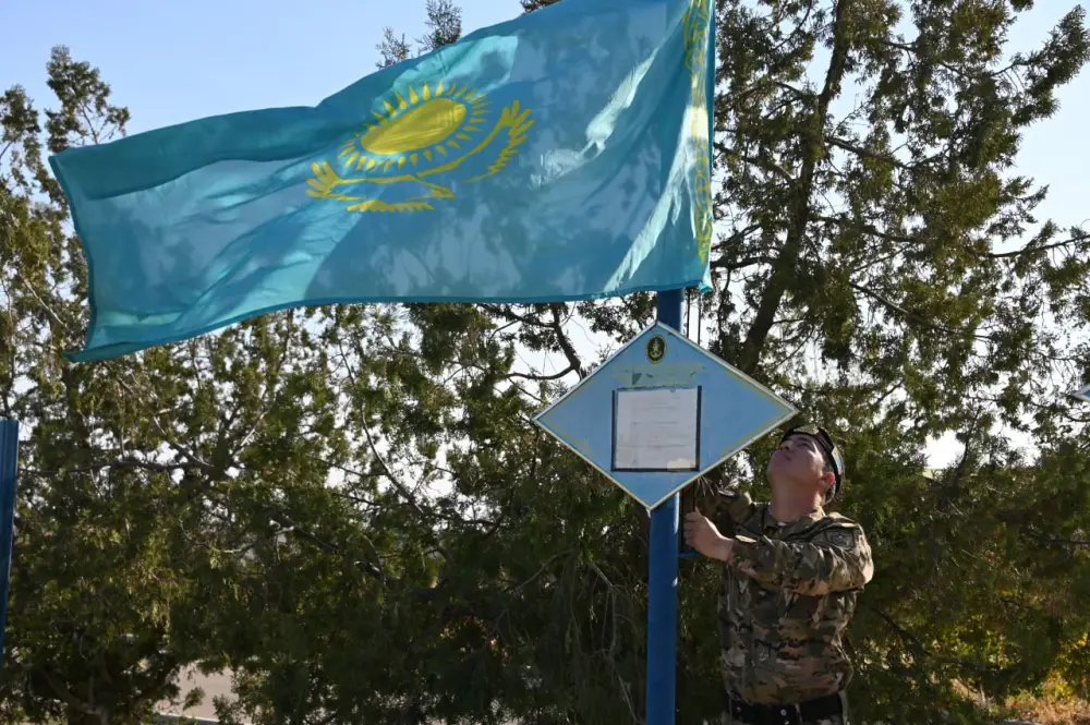 В День Республики в воинских частях прошла церемония поднятия Государственного флага (3)