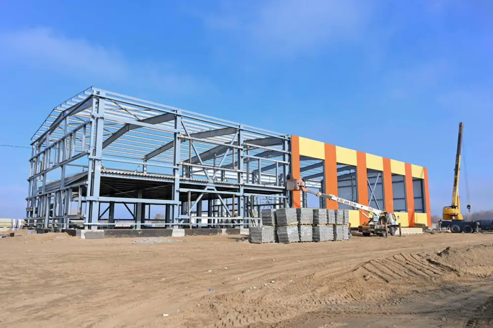 Аким области ознакомился со строительством физкультурно-оздоровительного комплекса в Семее (3)