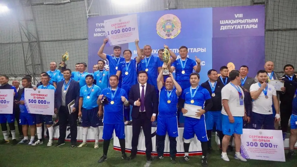 В ТУРКЕСТАНЕ НАГРАДИЛИ ПОБЕДИТЕЛЕЙ И ПРИЗЕРОВ ЧЕМПИОНАТА ОБЛАСТИ ПО МИНИ-ФУТБОЛУ СРЕДИ ДЕПУТАТОВ (6)