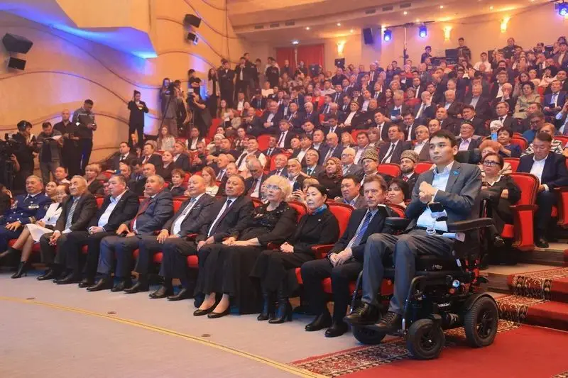 Карагандинцам вручили награды в преддверии Дня Республики (8)