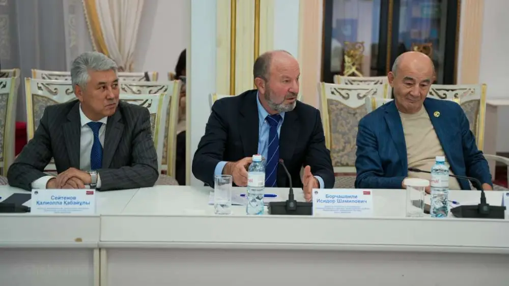 Институт законодательства и правовой информации провел круглый стол на тему «Реализация приоритетных задач по совершенствованию нормотворчества и правового информирования населения в контексте Послания Президента Республики Казахстан» (3)