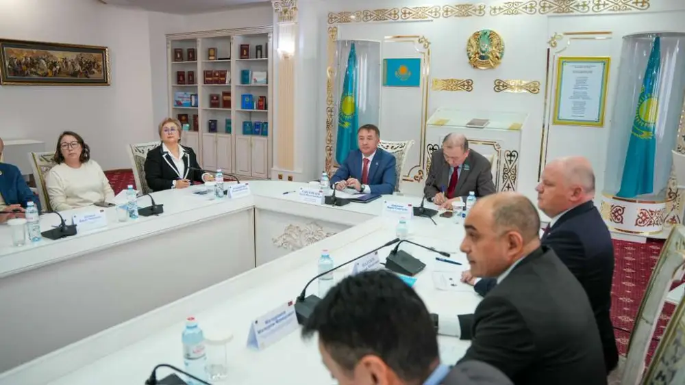 Институт законодательства и правовой информации провел круглый стол на тему «Реализация приоритетных задач по совершенствованию нормотворчества и правового информирования населения в контексте Послания Президента Республики Казахстан» (7)