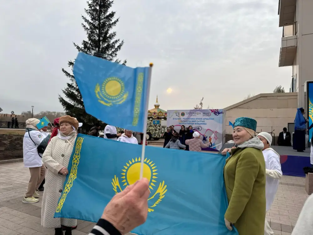 В честь Дня Республики в районе «Сарыарка» Астаны прошел праздничный флешмоб (6)