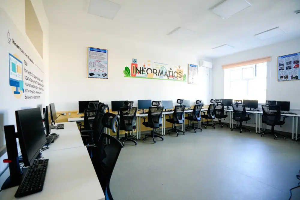 130 тысяч казахстанских детей сели за парты в обновленных школах (3)