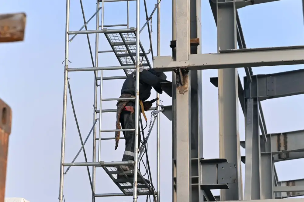 Аким области ознакомился со строительством физкультурно-оздоровительного комплекса в Семее (5)