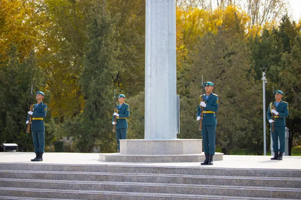 Флаг над Конаевом, награды, молодежь и вдохновение: как отметили День Республики в Алматинской области (7)