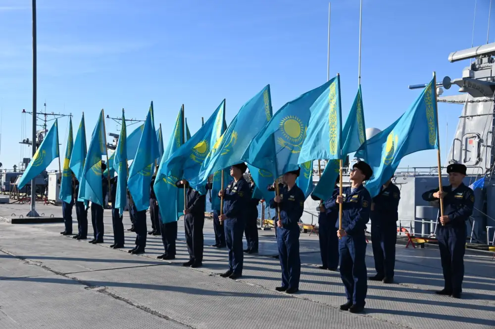 Военные моряки пронесли по Каспийскому морю Государственный флаг Казахстана (2)