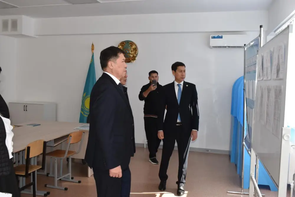 Член Центральной избирательной комиссии Республики Казахстан Азамат Максотович Айманакумов и главный консультант Юридического отдела аппарата Центральной избирательной комиссии Жанаткали Сайлаувич Жакеев прибыли в Атыраускую область и проинспектировали работу по организации и проведению довыборов депутатов районных маслихатов (в Жылыойском, Индерском, Макатском районах) по одномандатным избирательным округам вместо выбывших, назначенных на 26 октября 2025 года. (2)