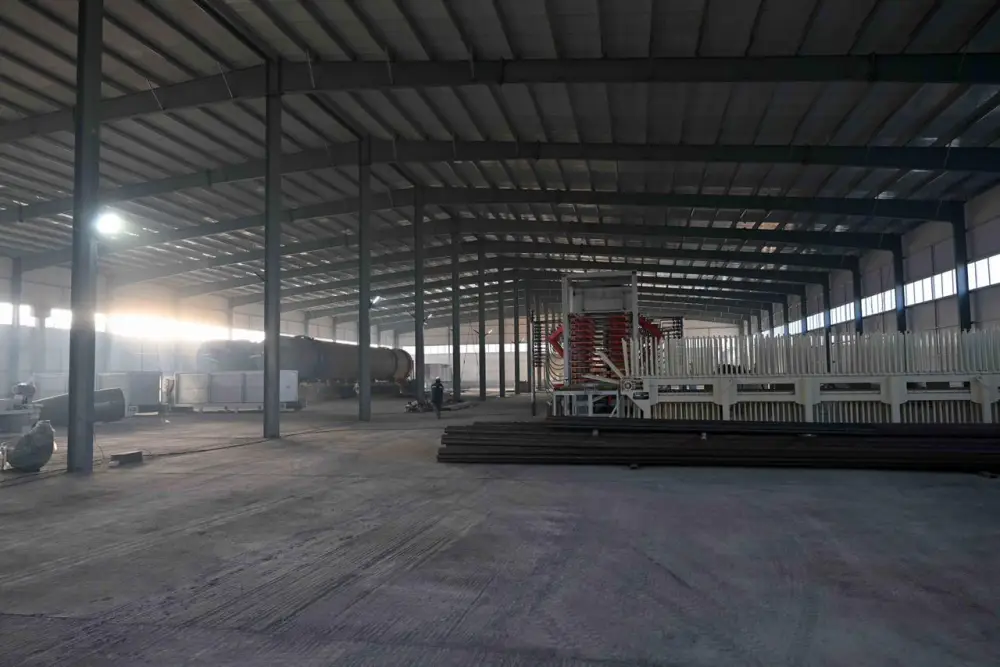 Аким области посетил новый завод, строящийся в Семее (2)