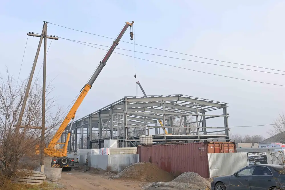 Аким области ознакомился со строительством физкультурно-оздоровительного комплекса в Семее (6)