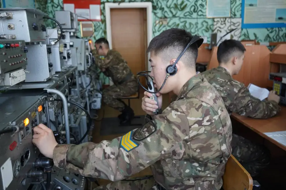 В Вооруженных силах отмечают День военного связиста (8)