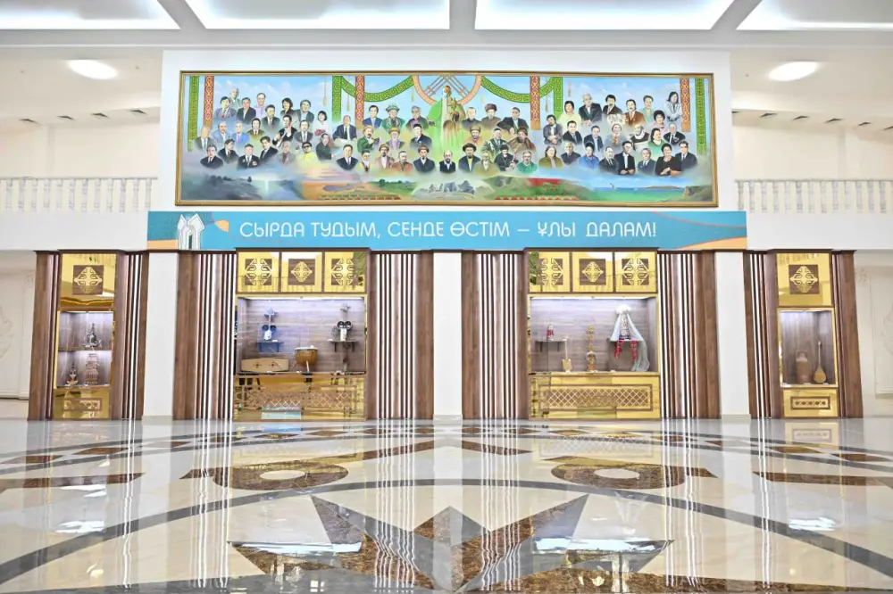 Глава государства посетил Центр искусств (4)