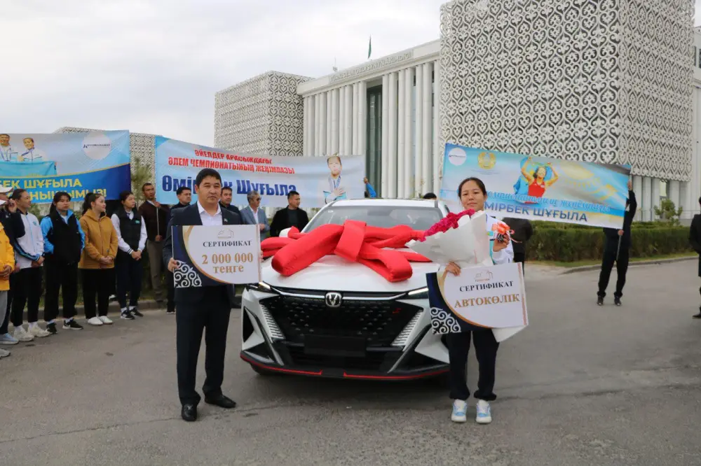 В ТУРКЕСТАНСКОЙ ОБЛАСТИ ПОДАРИЛИ ЧЕМПИОНКЕ МИРА ШУГЫЛЕ УМИРБЕК АВТОМОБИЛЬ (4)