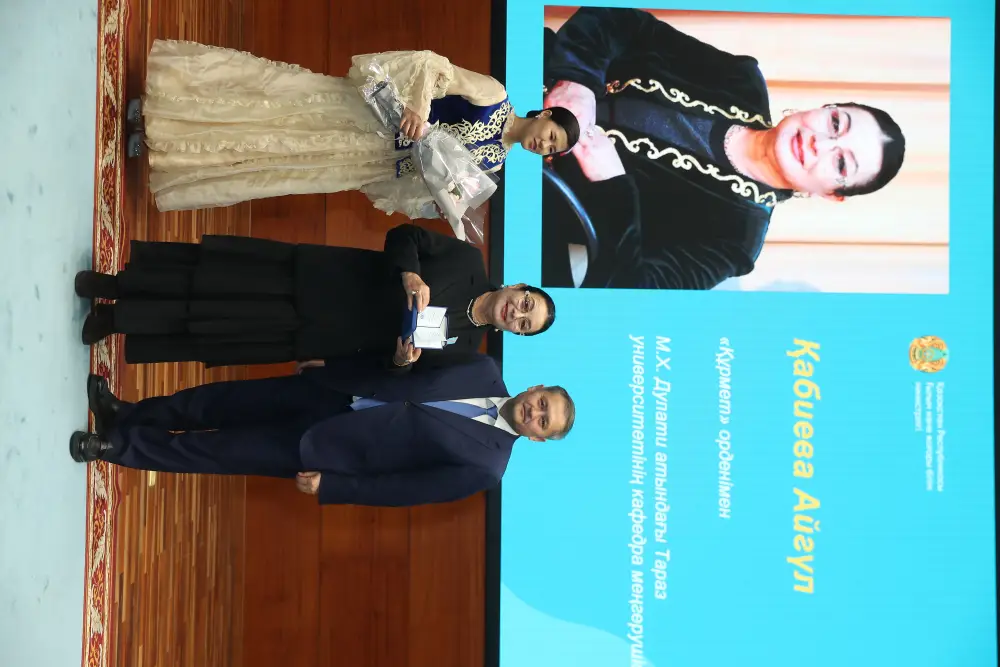 ИСПОЛНЕНИЕ ПОРУЧЕНИЯ ПРЕЗИДЕНТА: МИНИСТР ВРУЧИЛ МОЛОДЫМ УЧЕНЫМ СЕРТИФИКАТЫ НА КВАРТИРЫ (10)