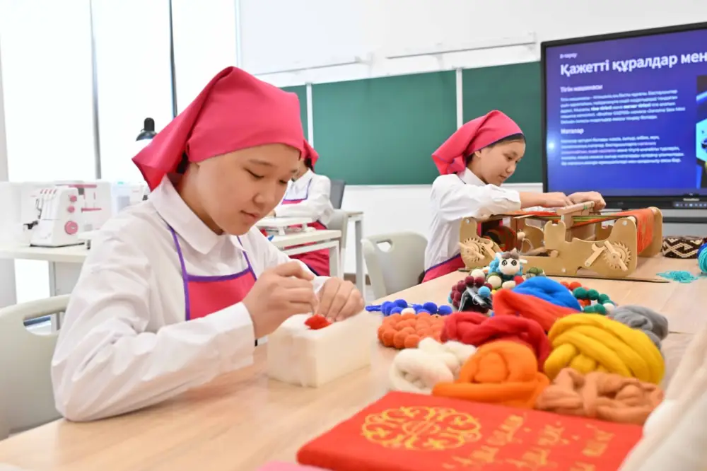 Глава государства ознакомился с деятельностью творческо-инновационной академии «Сыр жұлдыздары» (2)