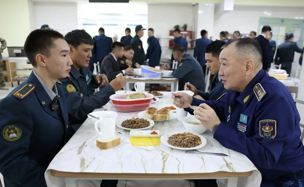 Министр обороны встретился с кадетами нового военно-спортивного колледжа (2)