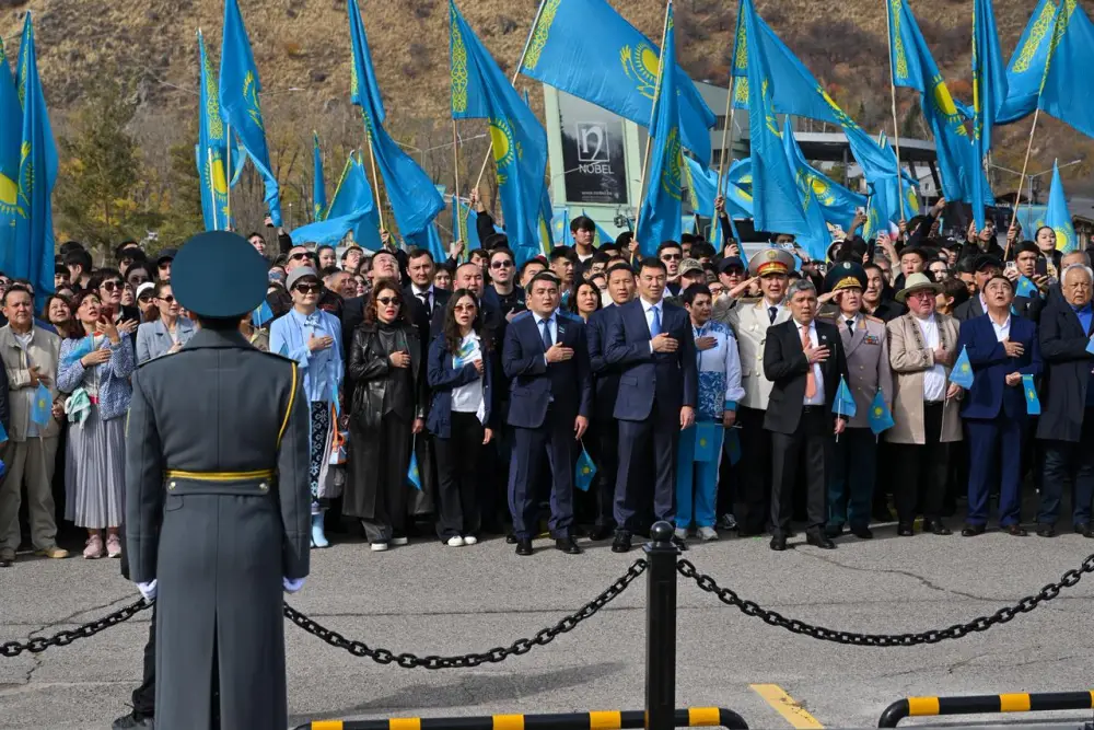 В Алматы в честь Дня Республики состоялась церемония поднятия Государственного флага (6)