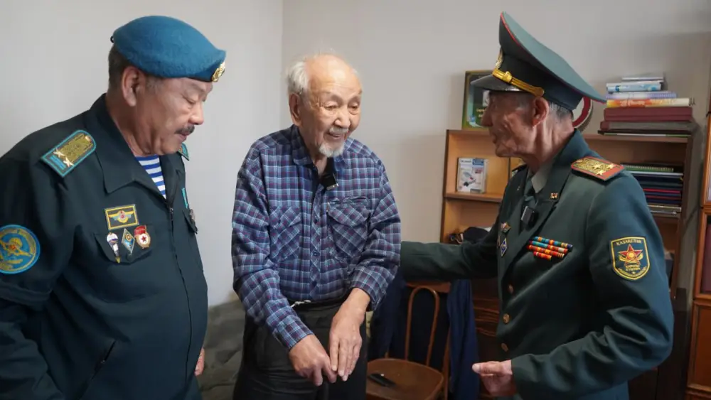 В Алматы военнослужащие Вооруженных сил поздравили ветерана войны (3)